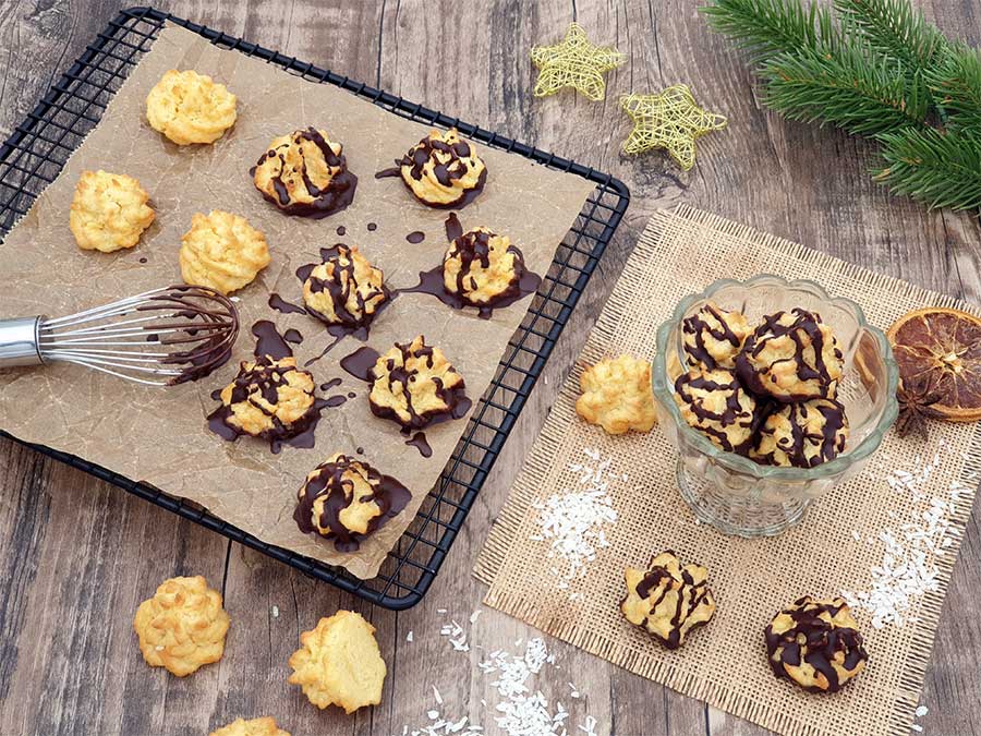 069-01_Weihnachtszauber-KOKOSMAKRONEN-lowcarb-glutenfreie-kekse-Plaetzchen-keto-sojafre-mit-schokolade