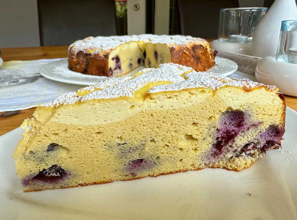 Ratz fatz in 15 Minuten im Ofen. Dieser leckere Früchte Quark Kuchen ist optisch wirklich schön und super saftig. Man kann Beeren nach Belieben verwenden. Pro Stück nur 5g Kohlenhydrate.