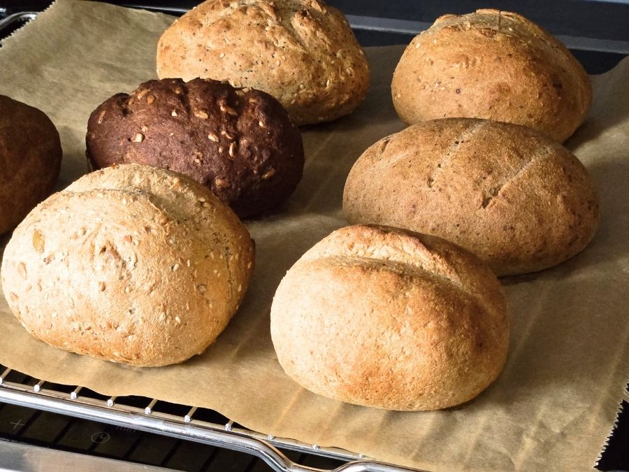 Ernährungstipps für die Schwangerschaft - Hebammen - Brot ist fertig gebacken